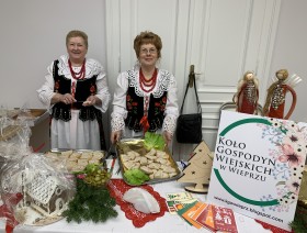 Koło Gospodyń Wiejskich w Wieprzu reprezentowane przez dwie kobiety w strojach krakowskich.