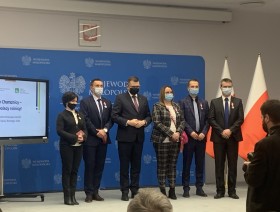 Grupa odznaczonych za długoletnią służbę pracowników KRUS z Wojewodą Małopolskim Łukaszem Kmitą.