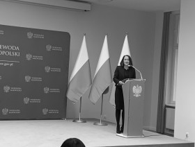 Na pierwszym planie przemawiająca Dyrektor Urzędu Statystycznego w Krakowie Agnieszka Szlubowska.