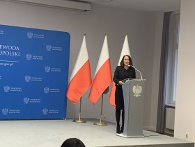 Na pierwszym planie przemawiająca Dyrektor Urzędu Statystycznego w Krakowie Agnieszka Szlubowska.