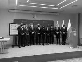 Dyrektor Urzędu Statystycznego w Krakowie z grupą osób, którym zostaną wręczone statuetki US Kraków z podziękowaniem