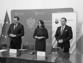 Wojewoda małopolski, Dyrektor Urzędu Statystycznego oraz Rektor Uniwersytetu Ekonomicznego podczas briefingu prasowego
