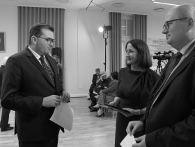 Wojewoda małopolski Ł. Kmita, dyrektor Urzędu Statystycznego A. Szlubowska, prof. UE dr hab. J. Brzozowski