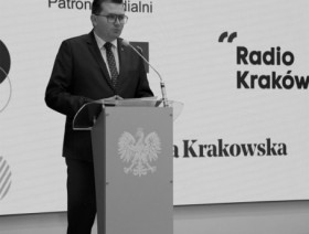 Przemawiający Wojewoda małopolski Łukasz Kmita