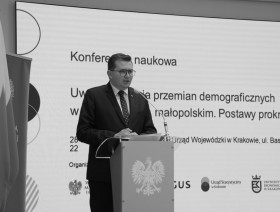 Przemawiający Wojewoda małopolski Łukasz Kmita