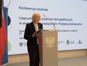 Przemawiająca Przewodnicząca Rządowej Rady Ludnościowej prof. Dr hab. Józefina Hrynkiewicz