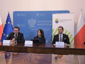 Wojewoda małopolski, Dyrektor Urzędu Statystycznego oraz Rektor Uniwersytetu Ekonomicznego podczas briefingu prasowego