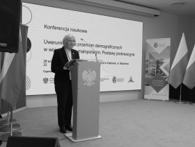 Przemawiająca Przewodnicząca Rządowej Rady Ludnościowej prof. Dr hab. Józefina Hrynkiewicz