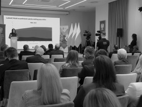 Przemawiająca Dyrektor Urzędu Statystycznego w Krakowie Agnieszka Szlubowska i widok sali z uczestnikami Konferencji