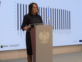Przemawiająca Dyrektor Urzędu Statystycznego w Krakowie Agnieszka Szlubowska