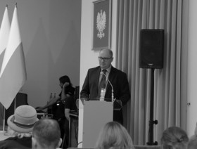 Przemawiający prof. Uniwersytetu Ekonomicznego w Krakowie dr hab. Jan Brzozowski