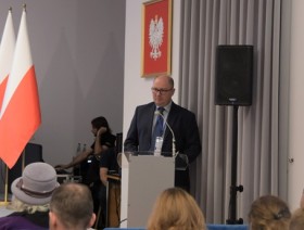 Przemawiający prof. Uniwersytetu Ekonomicznego w Krakowie dr hab. Jan Brzozowski