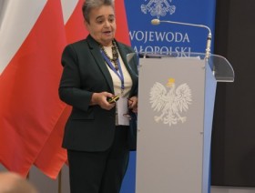 Przemawiająca prof. Uniwersytetu Ekonomicznego w Krakowie dr hab. Jolanta Kurkiewicz