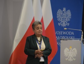 Przemawiająca prof. Uniwersytetu Ekonomicznego w Krakowie dr hab. Jolanta Kurkiewicz