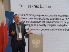 Przemawiający prof. Uniwersytetu Pedagogicznego w Krakowie dr hab. Sławomir Kurek