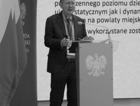 Przemawiający prof. Uniwersytetu Pedagogicznego w Krakowie dr hab. Sławomir Kurek