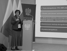 Przemawiająca prof. Uniwersytetu Jagiellońskiego dr hab. Krystyna Slany