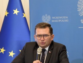 Wojewoda małopolski Łukasz Kmita podczas briefingu prasowego