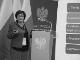 Przemawiająca prof. Uniwersytetu Jagiellońskiego dr hab. Krystyna Slany