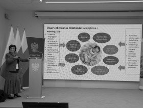 Przemawiająca prof. Uniwersytetu Jagiellońskiego dr hab. Krystyna Slany