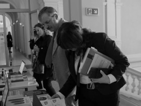 Uczestnicy Konferencji oglądający publikacje na stoisku promocyjnym Urzędu Statystycznego w Krakowie