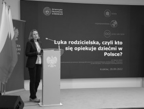 Przemawiająca dr Hanna Kelm - Uniwersytet Ekonomiczny w Katowicach