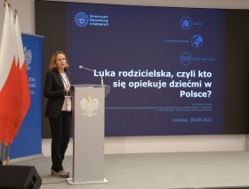 Przemawiająca dr Hanna Kelm - Uniwersytet Ekonomiczny w Katowicach