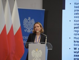 Przemawiająca dr Hanna Kelm - Uniwersytet Ekonomiczny w Katowicach