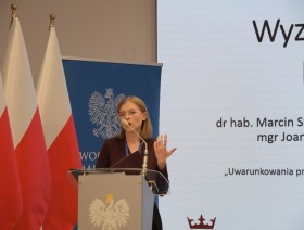 Przemawiająca mgr Joanna Sikorska - Uniwersytet Ekonomiczny w Krakowie