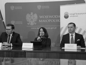 Wojewoda małopolski, Dyrektor Urzędu Statystycznego oraz Rektor Uniwersytetu Ekonomicznego podczas briefingu prasowego