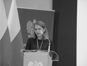 Przemawiająca dr Dobrosława Wiktor-Mach - Uniwersytet Ekonomiczny w Krakowie