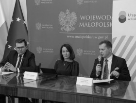 Wojewoda małopolski, Dyrektor Urzędu Statystycznego oraz Rektor Uniwersytetu Ekonomicznego podczas briefingu prasowego